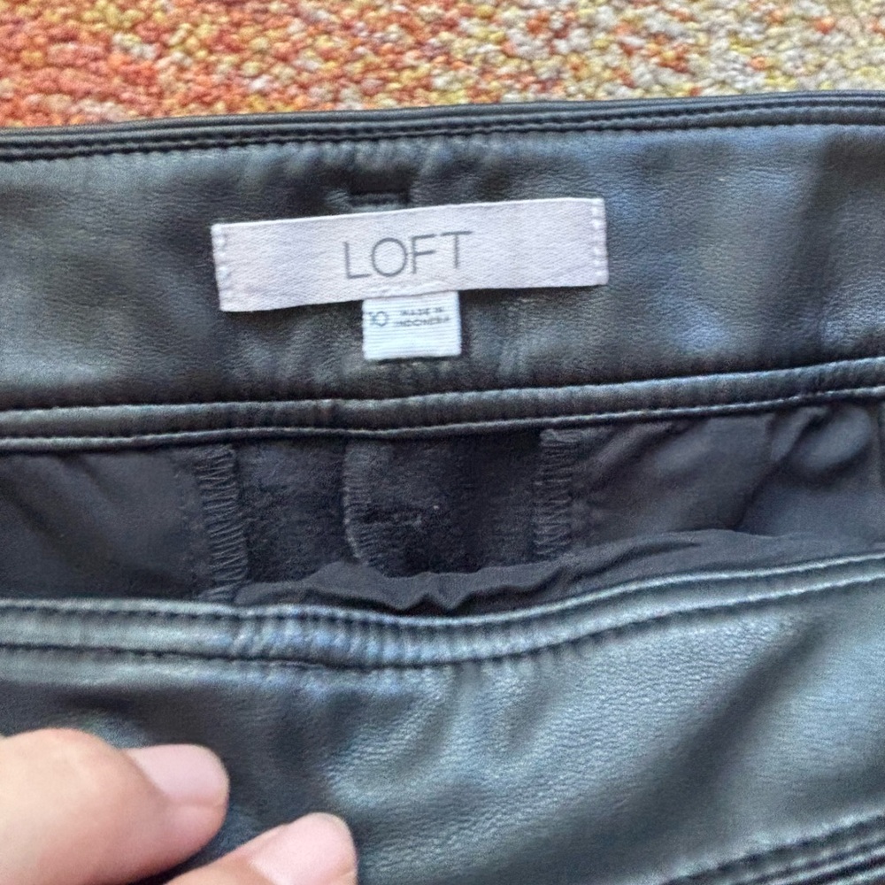 LOFT Women's Black faux leather pants. - Picture 3 of 7